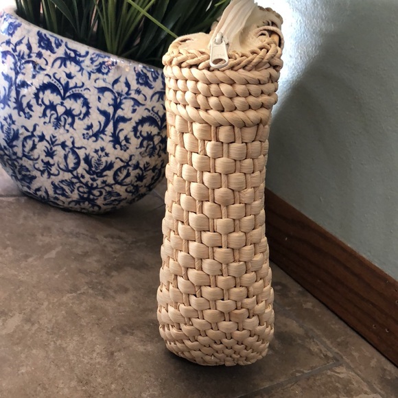 Vintage Rattan Bag with Needle Point Accent-Wood Handles-Zip Top-14x10x3 - Picture 9 of 17